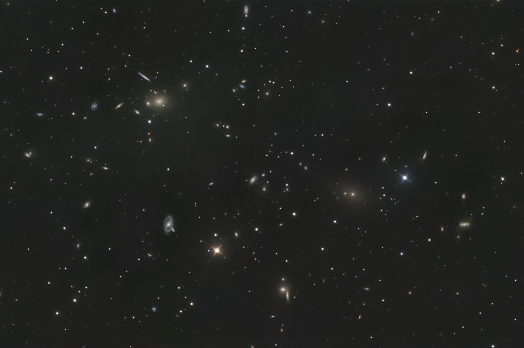 Der Galaxienhaufen „Abell 1367“ befindet sich im Sternbild Löwe und wird daher auch „Leo-Haufen“ genannt. Zusammen mit dem „Coma-Haufen“ und dem „Virgo-Haufen“ gehört er zum sogenannten „Coma-Superhaufen“.